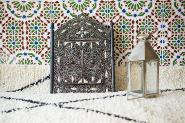 Marokkanischer Wandspiegel made in Bone mit kleinen Flügeltüren