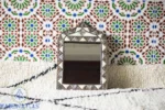 Miroir décoratif mural se tenir sur le mur décoré de carreaux marocains arabesques