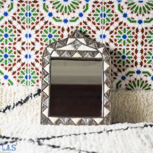 Wanddekorationsspiegel stehen an der mit arabeskenförmigen marokkanischen Fliesen verzierten Wand
