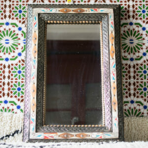 Miroir marocain à incrustation d'os Ensemble gravé et coloré sur le mur en mosaïque