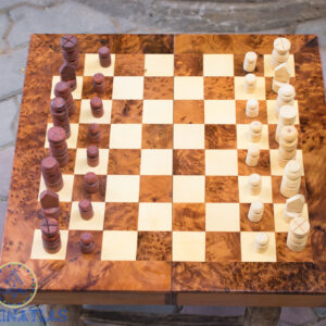Schachbrett aus Thuya-Holz, alle Teile auf einem Tisch sitzend