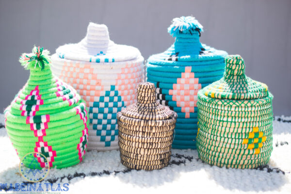 Round storage baskets with lid decorated with rainbow patterns