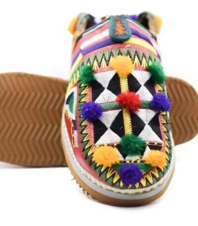 chaussures marocaine avec des motifs berbères et des pompons colorés
