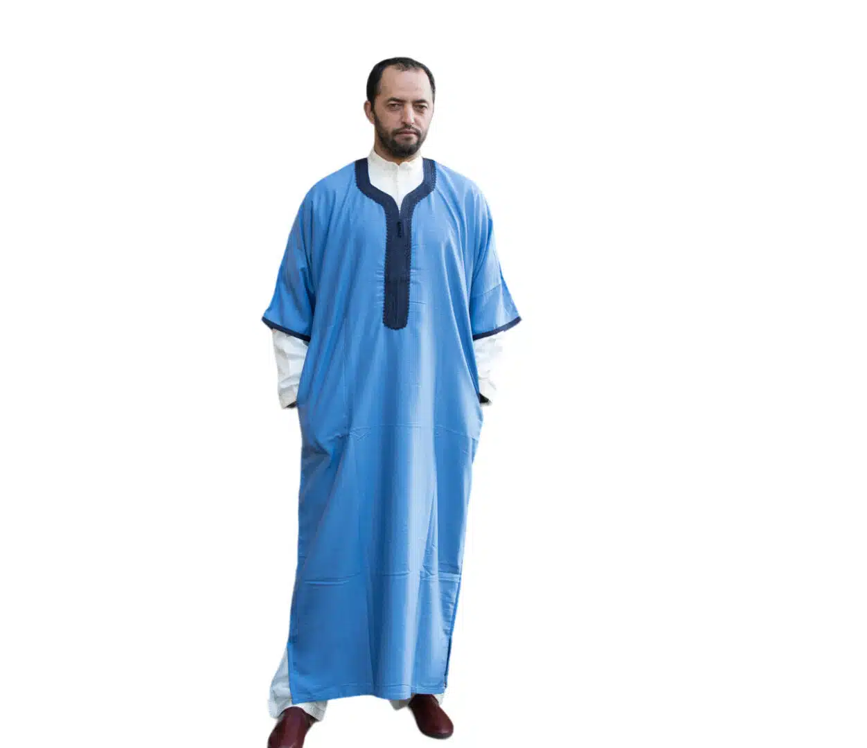 Fabriqué à la main à Fès avec une broderie traditionnelle au fil. Finition en sfifa authentique.